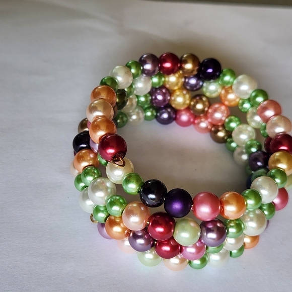 Hand Crafted Multicolor Pearl Memory Wire Wrap Beaded Bracelet - Picture 3 of 7